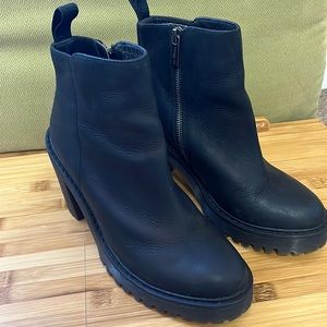 Dr. Martens Magdalena Women’s Leather Heeled Chelsea Boot | Size 8W